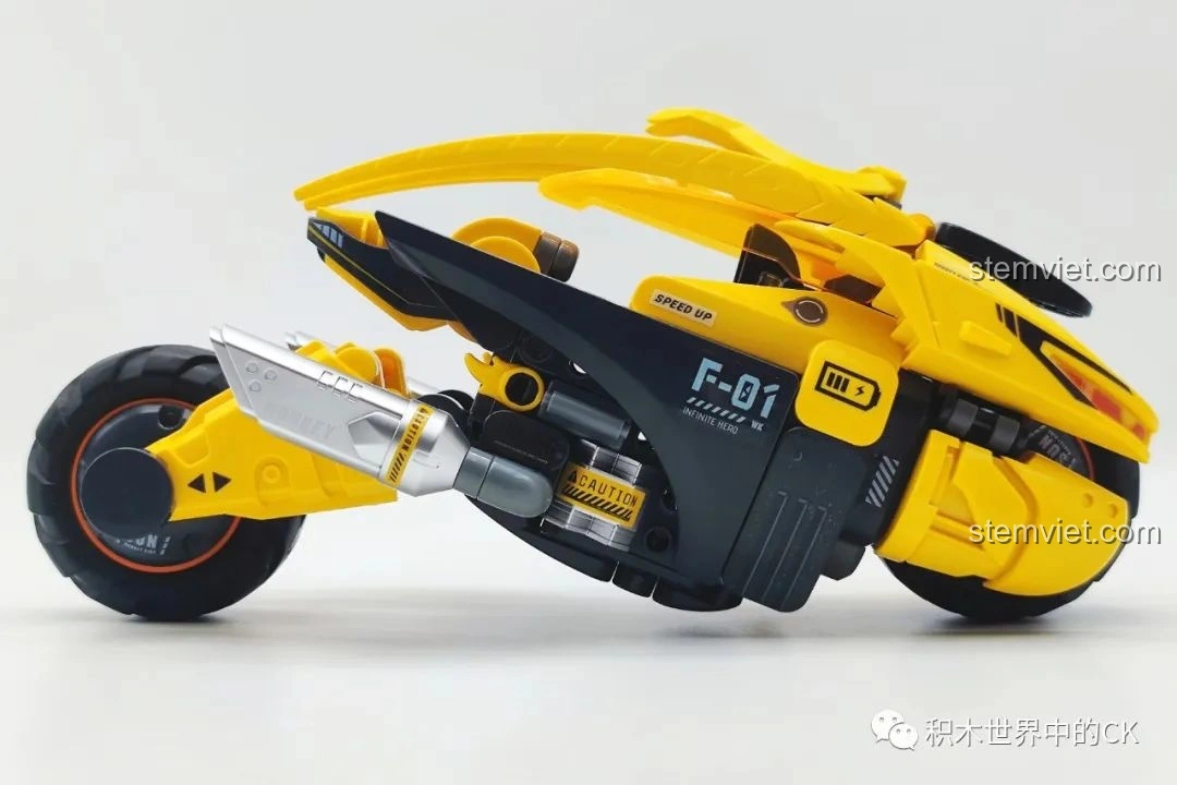 Mô hình xe bay Tề Thiên hoàn chỉnh của bộ đồ chơi BLOKEES 85008 Tôn Ngộ Không Xe Bay Tề Thiên, chụp từ góc chéo bên hông, làm nổi bật các chi tiết nhỏ. Một bộ đồ chơi lắp ghép Mô hình Tôn Ngộ Không 008 hợp túi tiền.