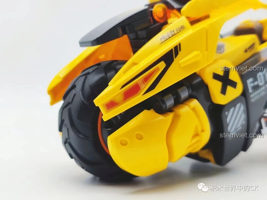 Cận cảnh phần chắn bùn phía trước của mô hình xe bay Tề Thiên BLOKEES 85008 Tôn Ngộ Không Xe Bay Tề Thiên, với logo và các chi tiết nhỏ được in rõ ràng. Thể hiện sự tỉ mỉ trong thiết kế của bộ lắp ghép BLOKEES 85008 Xe máy Tôn Ngộ Không.