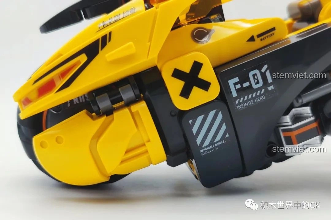 Cận cảnh phần động cơ và các chi tiết cơ khí của mô hình xe bay Tề Thiên BLOKEES 85008 Tôn Ngộ Không Xe Bay Tề Thiên, thể hiện độ phức tạp và chân thực. Một bộ đồ chơi mô hình Tôn Ngộ Không cho con trai 8+ với nhiều chi tiết thú vị.