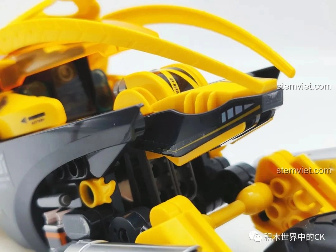 Cận cảnh bánh xe và phần giảm xóc của mô hình xe bay Tề Thiên BLOKEES 85008 Tôn Ngộ Không Xe Bay Tề Thiên, thể hiện độ bền và khả năng di chuyển mượt mà. Đảm bảo trải nghiệm chơi tốt cho bộ đồ chơi BLOKEES 85008 Tôn Ngộ Không Xe Bay Tề Thiên.
