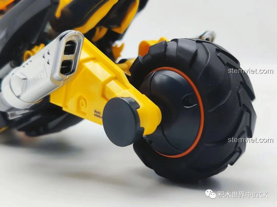 So sánh kích thước mô hình xe bay Tề Thiên BLOKEES 85008 Tôn Ngộ Không Xe Bay Tề Thiên với một mô hình xe máy khác, giúp người xem hình dung rõ hơn về tỉ lệ. Một cái nhìn thực tế về bộ lắp ghép BLOKEES 008 Mô tô Tôn Ngộ Không.