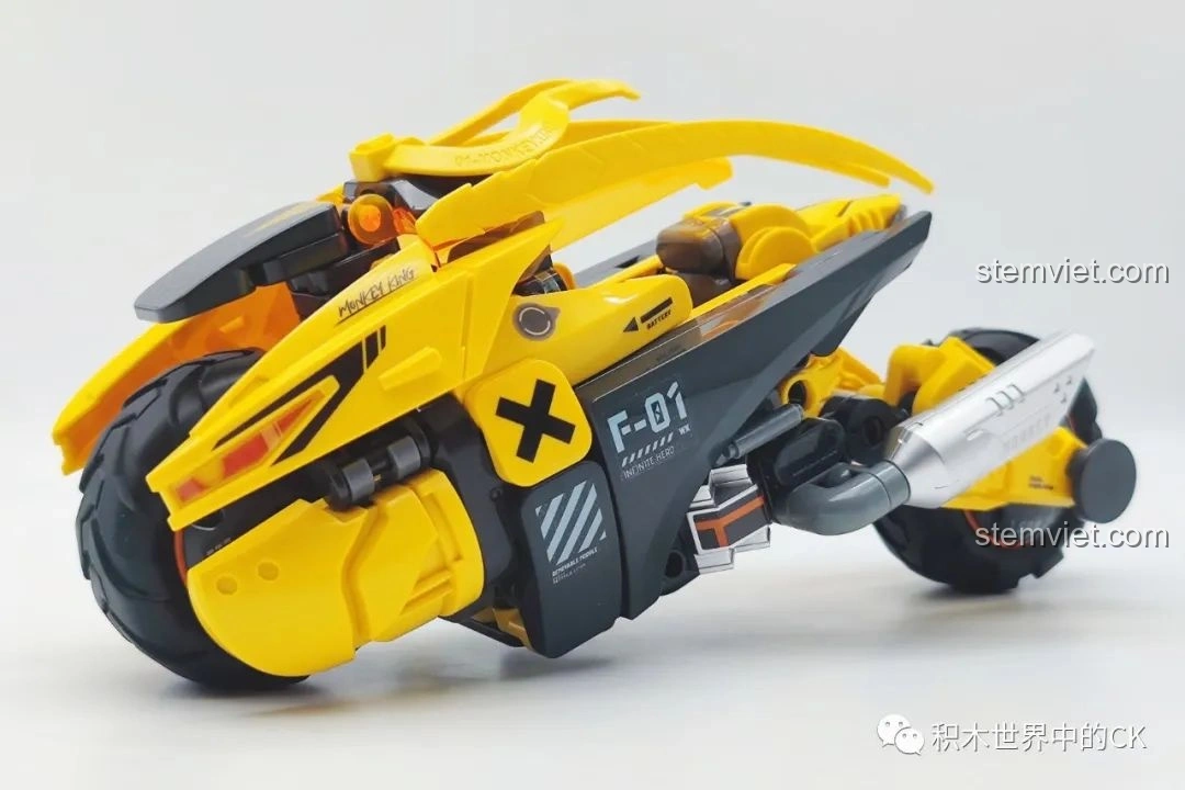 Mô hình xe bay Tề Thiên hoàn chỉnh của bộ đồ chơi BLOKEES 85008 Tôn Ngộ Không Xe Bay Tề Thiên, chụp từ góc nghiêng, thể hiện thiết kế mạnh mẽ và tốc độ. Một bộ đồ chơi lắp ráp Xe Tôn Ngộ Không BLOKEES xịn giá rẻ.