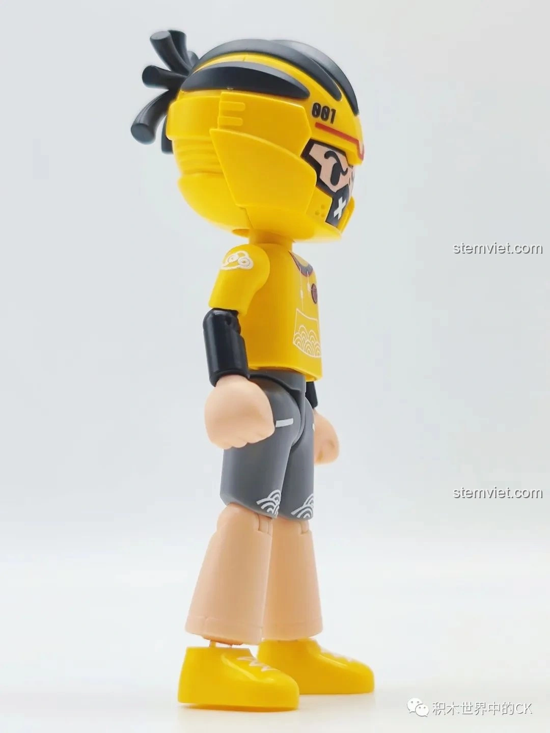 Minifigure Tôn Ngộ Không của bộ đồ chơi BLOKEES 85008 Tôn Ngộ Không Xe Bay Tề Thiên, chụp từ bên hông, thể hiện dáng đứng và tỉ lệ cơ thể. Một nhân vật Tôn Ngộ Không độc đáo cho bé trai 8+.