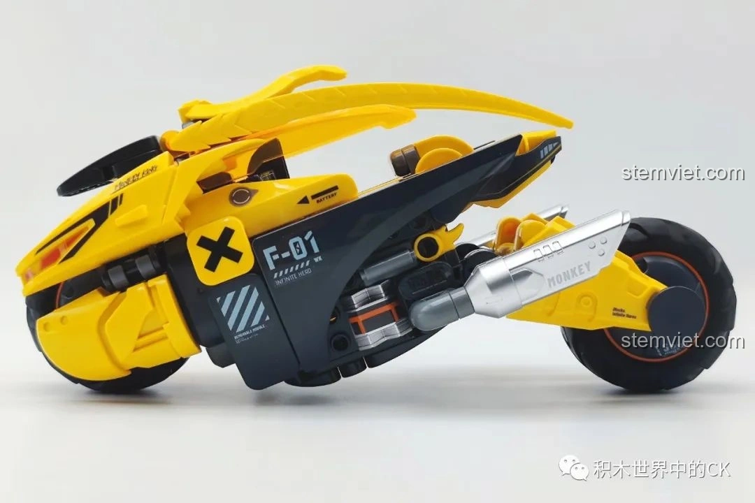 Mô hình xe bay Tề Thiên hoàn chỉnh của bộ đồ chơi BLOKEES 85008 Tôn Ngộ Không Xe Bay Tề Thiên, chụp từ bên hông, thể hiện đường nét khí động học và ống xả. Một bộ đồ chơi lắp ráp Xe Tôn Ngộ Không cho bé trai 8+ rất đẹp.