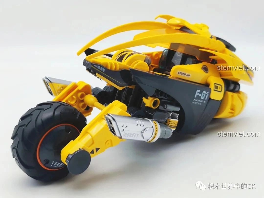 Mô hình xe bay Tề Thiên hoàn chỉnh của bộ đồ chơi BLOKEES 85008 Tôn Ngộ Không Xe Bay Tề Thiên, chụp từ góc chéo phía trước, thể hiện tổng thể thiết kế. Một bộ đồ chơi lắp ráp Xe máy Tôn Ngộ Không 008 tiết kiệm.