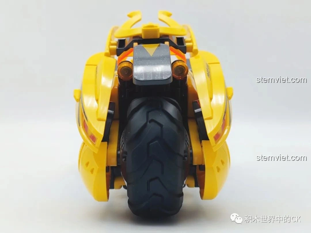Cận cảnh đèn pha và phần đầu của mô hình xe bay Tề Thiên BLOKEES 85008 Tôn Ngộ Không Xe Bay Tề Thiên, thể hiện độ sắc nét và chi tiết của các mảnh ghép. Một điểm nhấn quan trọng của bộ đồ chơi mô hình Tôn Ngộ Không cho con trai 8+.