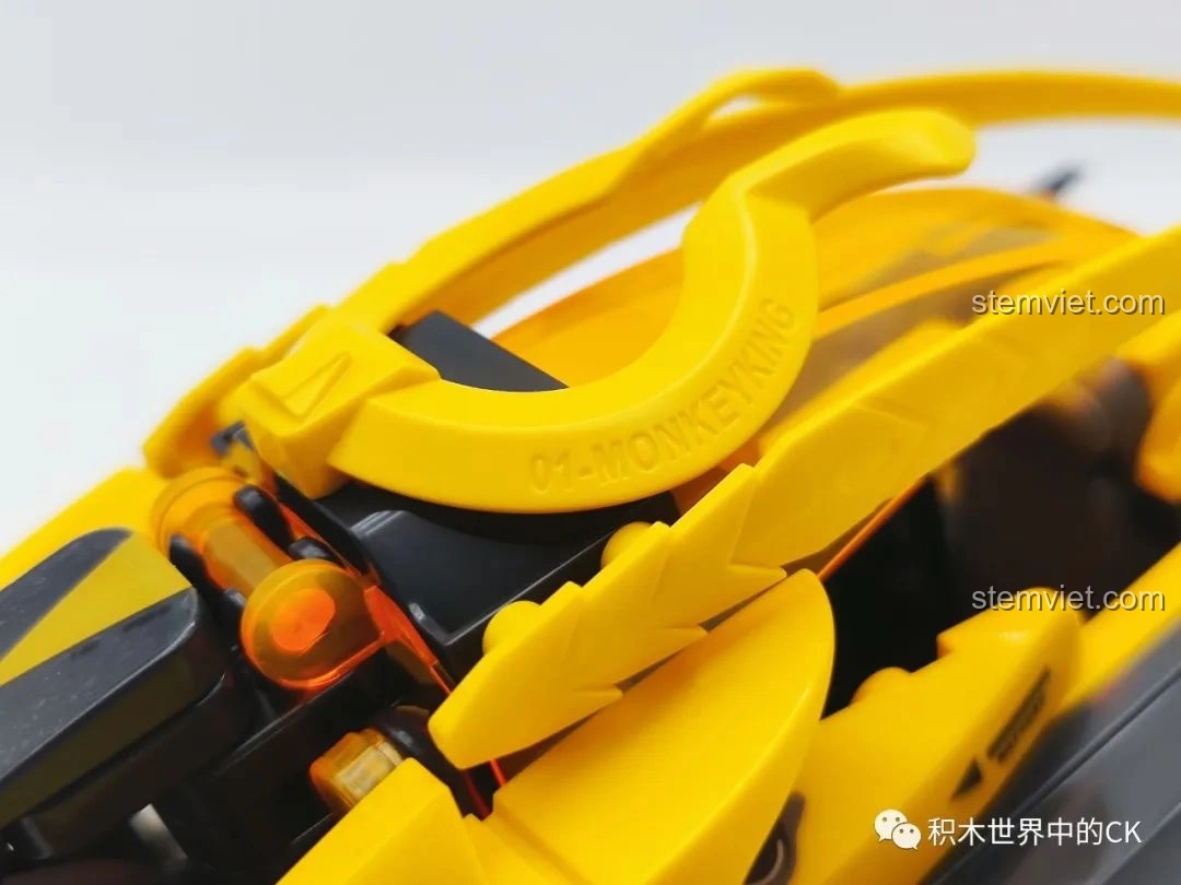 Cận cảnh khoang lái của mô hình xe bay Tề Thiên BLOKEES 85008 Tôn Ngộ Không Xe Bay Tề Thiên, với bảng điều khiển và ghế ngồi được làm chi tiết. Thể hiện sự tỉ mỉ trong thiết kế của bộ đồ chơi BLOKEES 85008 Tôn Ngộ Không Xe Bay Tề Thiên.