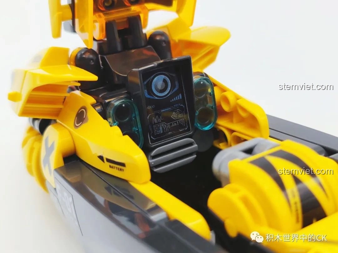 Cận cảnh ống xả của mô hình xe bay Tề Thiên BLOKEES 85008 Tôn Ngộ Không Xe Bay Tề Thiên, với logo 'MONKEY' được in nổi bật, tạo điểm nhấn độc đáo. Một chi tiết thú vị của bộ lắp ghép BLOKEES 008 Mô tô Tôn Ngộ Không.