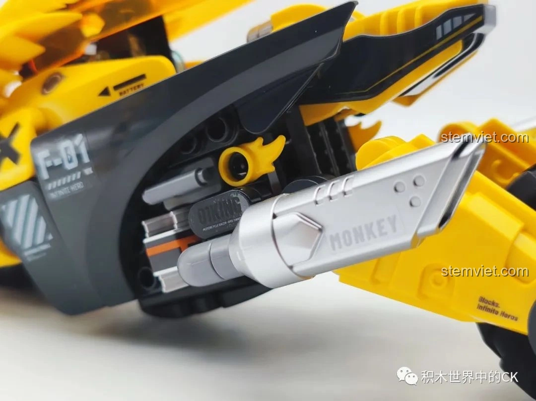 Mô hình xe bay Tề Thiên hoàn chỉnh của bộ đồ chơi BLOKEES 85008 Tôn Ngộ Không Xe Bay Tề Thiên, chụp từ góc chéo phía trước với cánh gió mở, tạo dáng năng động. Một bộ lắp ghép BLOKEES 85008 Xe máy Tôn Ngộ Không rất linh hoạt.