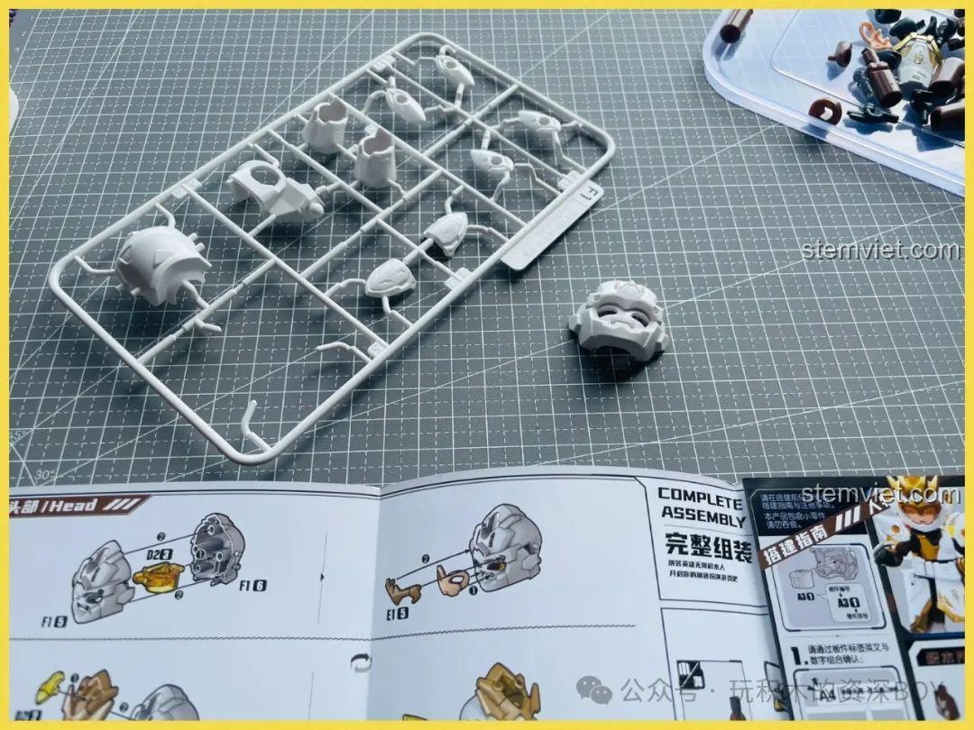 Các mảnh ghép đầu của mô hình Lưu Bị Chiến Giáp BLOKEES 85020, chi tiết tinh xảo