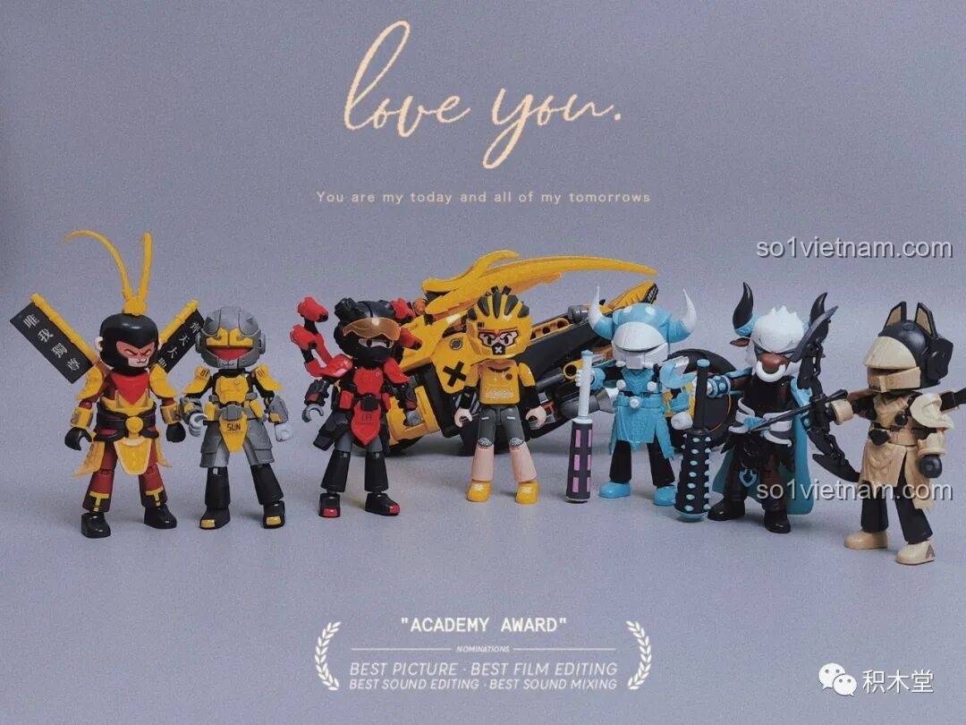 Tôn Ngộ Không bên cạnh chiếc xe máy 