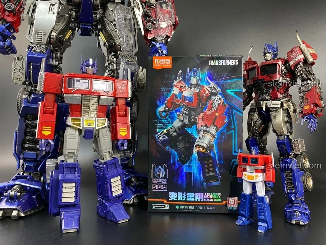 Mô hình Optimus Prime BLOKEES 71141 đứng cạnh các phiên bản Optimus Prime khác, cho thấy kích thước và chi tiết.