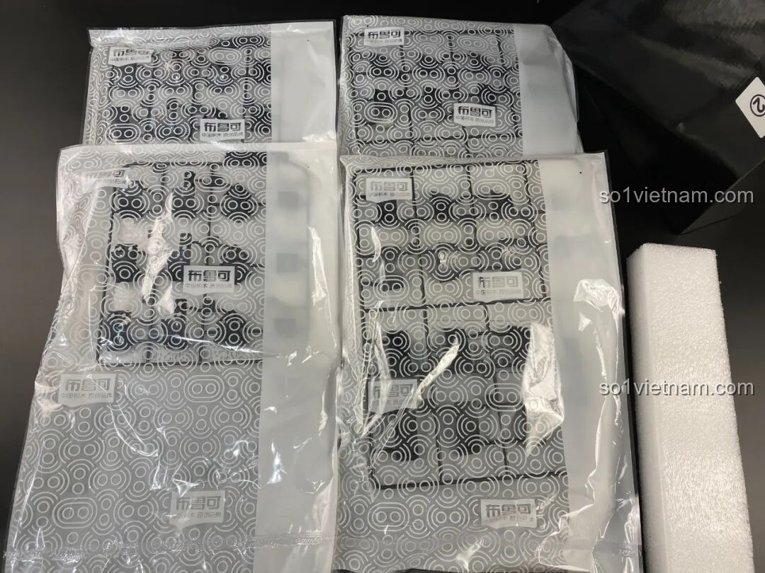 Các túi chi tiết bên trong hộp sản phẩm BLOKEES Tam Thể: Giọt Nước - Trận Chiến Tận Thế