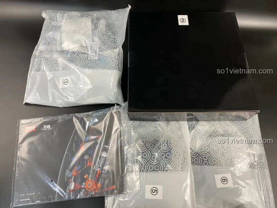 Các túi chi tiết bên trong hộp sản phẩm BLOKEES Tam Thể: Giọt Nước - Trận Chiến Tận Thế