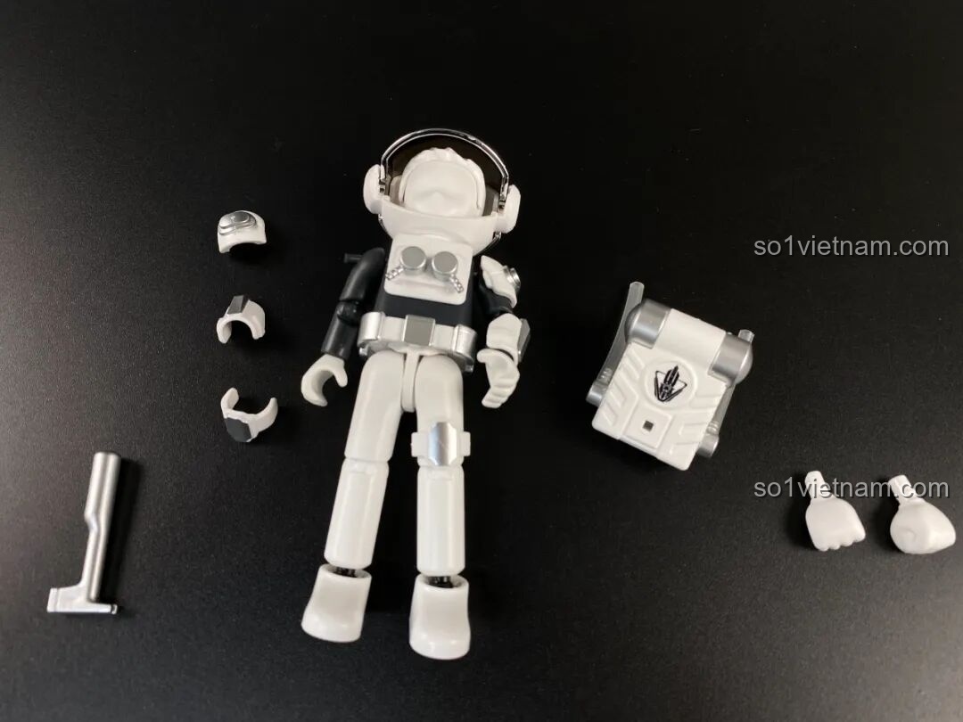 Chi tiết phần eo của nhân vật Đinh Nghi với lớp sơn kim loại