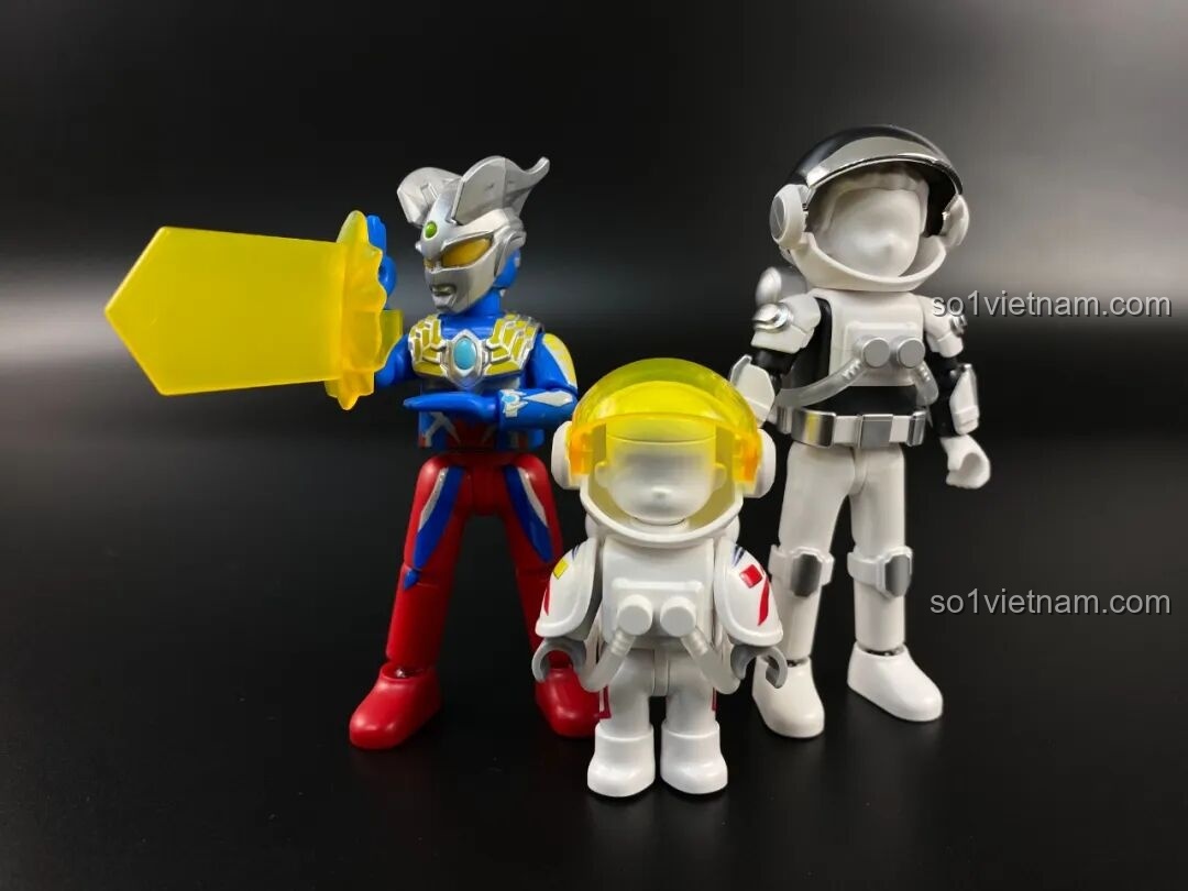 Chi tiết mũ bảo hiểm mạ gương của nhân vật Đinh Nghi