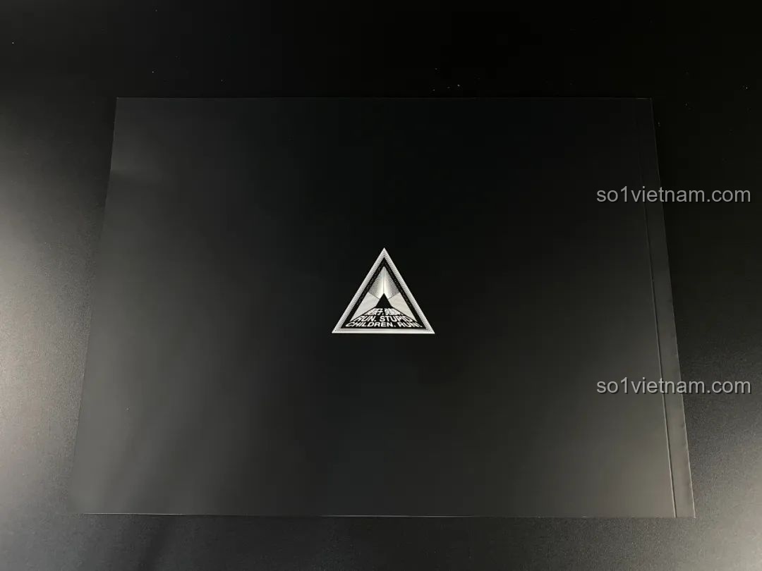 Logo Tam Thể trên mặt trước sách hướng dẫn BLOKEES