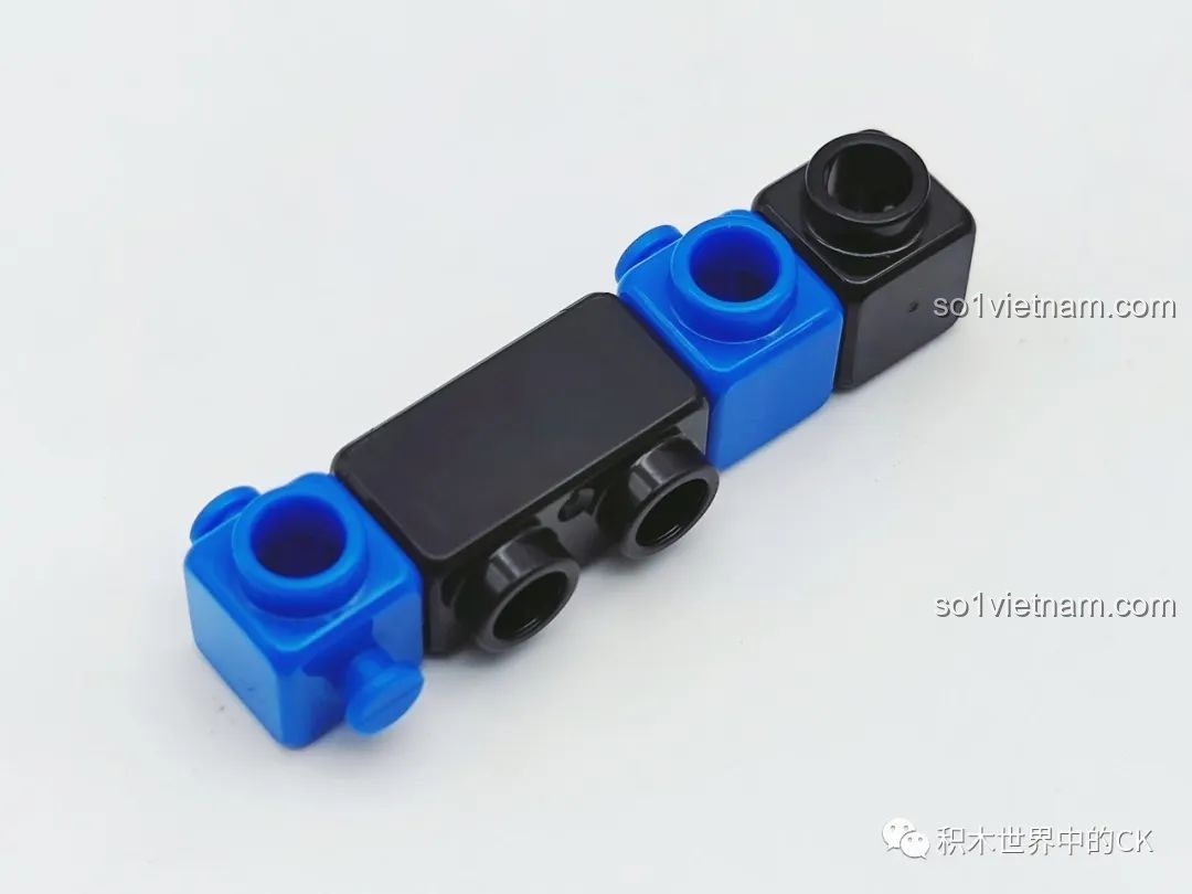 Nhân vật Đinh Nghi trong bộ đồ phi hành gia của bộ lắp ráp BLOKEES Tam Thể: Giọt Nước - Trận Chiến Tận Thế