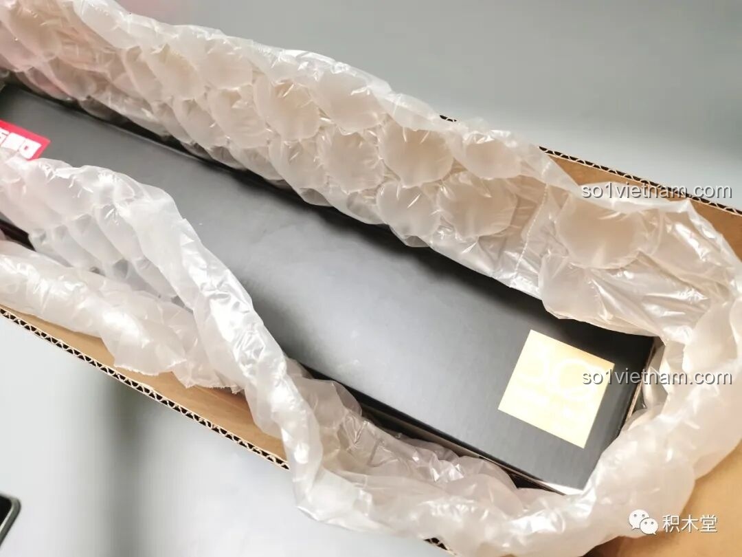 Hộp sản phẩm BLOKEES 81102 được bọc trong lớp màng chống sốc