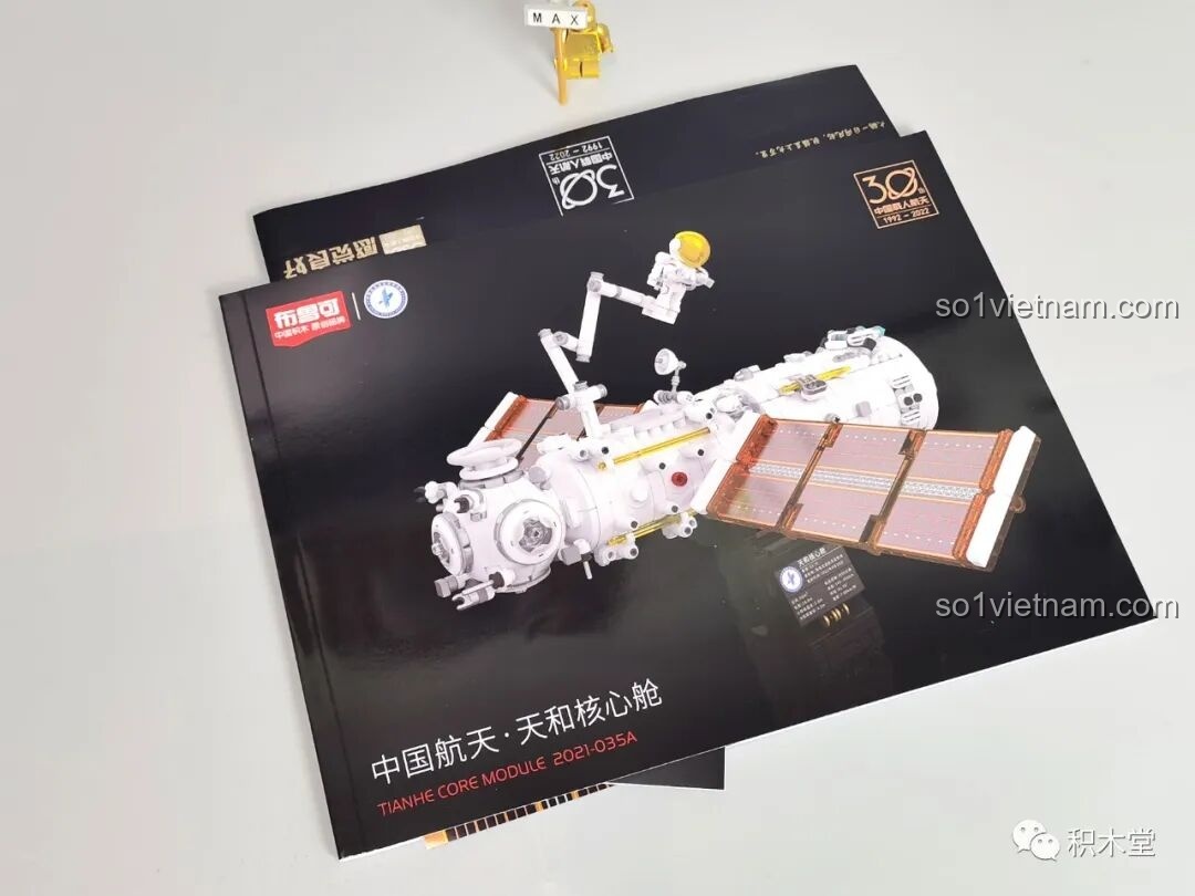 Trang đầu tiên của sách hướng dẫn BLOKEES 81102 với lịch sử phát triển ngành vũ trụ