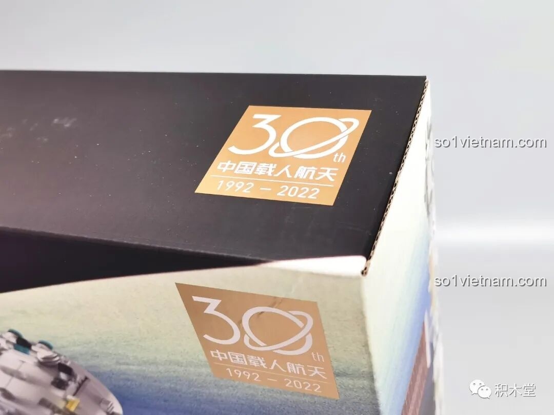 Logo kỷ niệm 30 năm chương trình vũ trụ có người lái trên góc hộp BLOKEES 81102