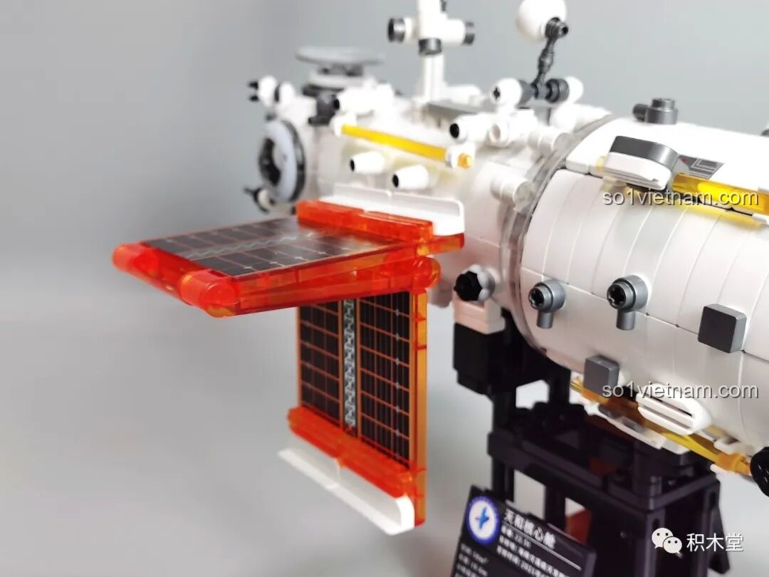 Mô hình BLOKEES 81102 hoàn thiện với cánh quạt gấp nhìn từ bên