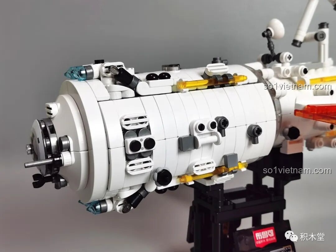 Mô hình BLOKEES 81102 hoàn thiện với cánh quạt mở nhìn từ bên sang phía sau