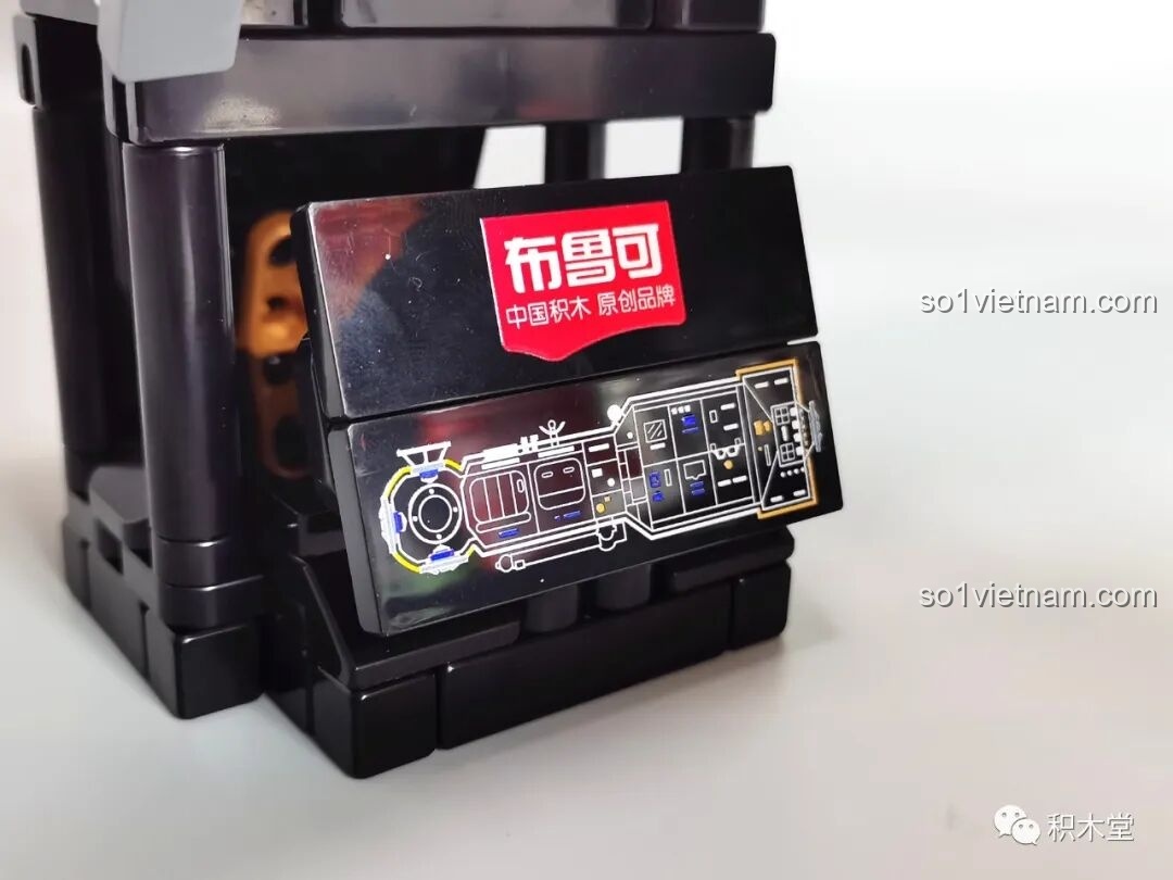 Mô hình BLOKEES 81102 hoàn thiện với cánh quạt mở nhìn từ bên sang phía trước