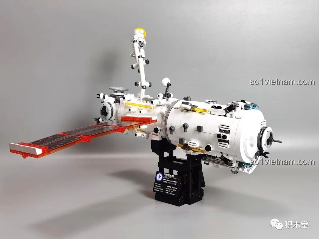 Mô hình BLOKEES 81102 hoàn thiện với cánh quạt mở nhìn từ bên