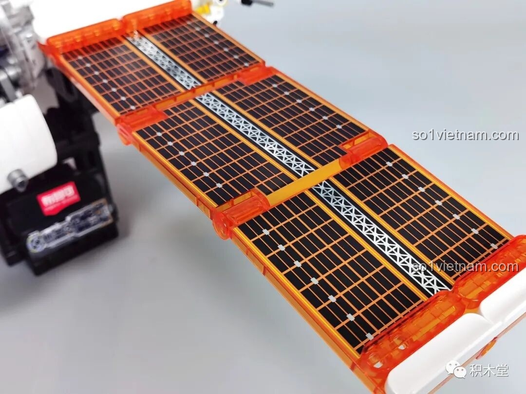 Mô hình BLOKEES 81102 hoàn thiện với cánh quạt mở nhìn từ phía sau sang phía trước