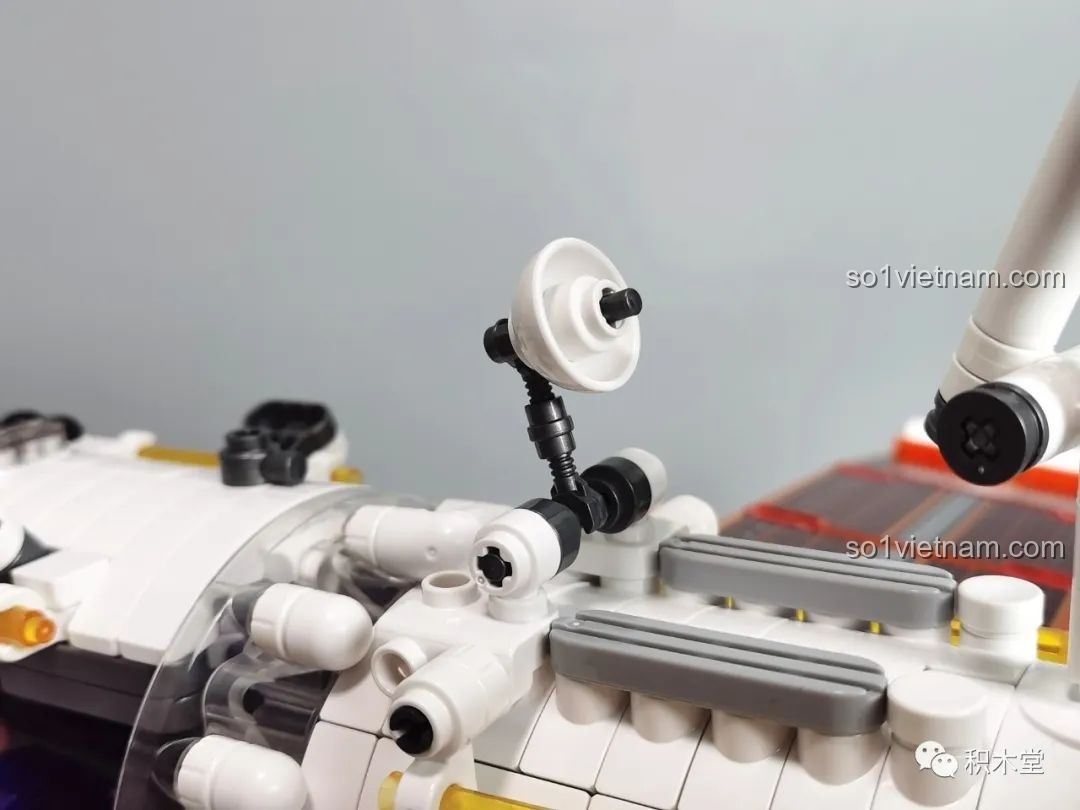 Mô hình BLOKEES 81102 hoàn thiện với cánh quạt mở nhìn từ trên xuống sang phía sau