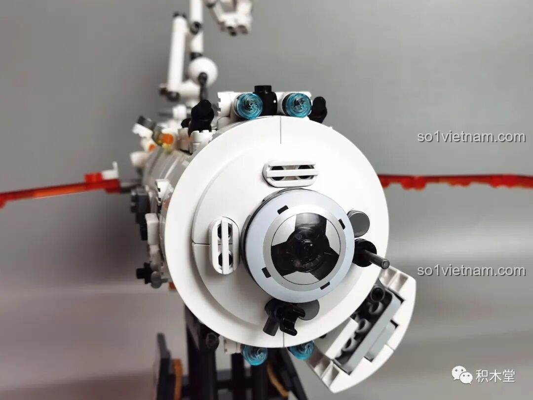 Mô hình BLOKEES 81102 hoàn thiện với cánh quạt mở nhìn từ trên xuống sang phía trước