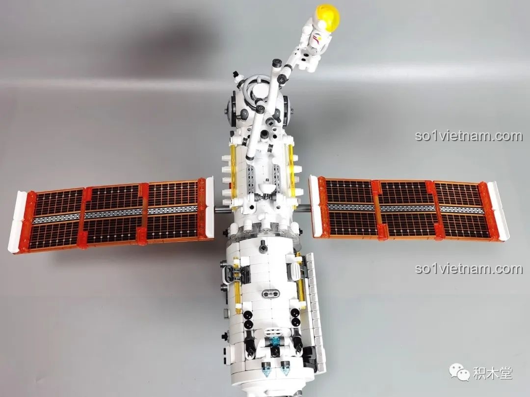 Mô hình BLOKEES 81102 hoàn thiện với cánh quạt mở nhìn từ trên xuống