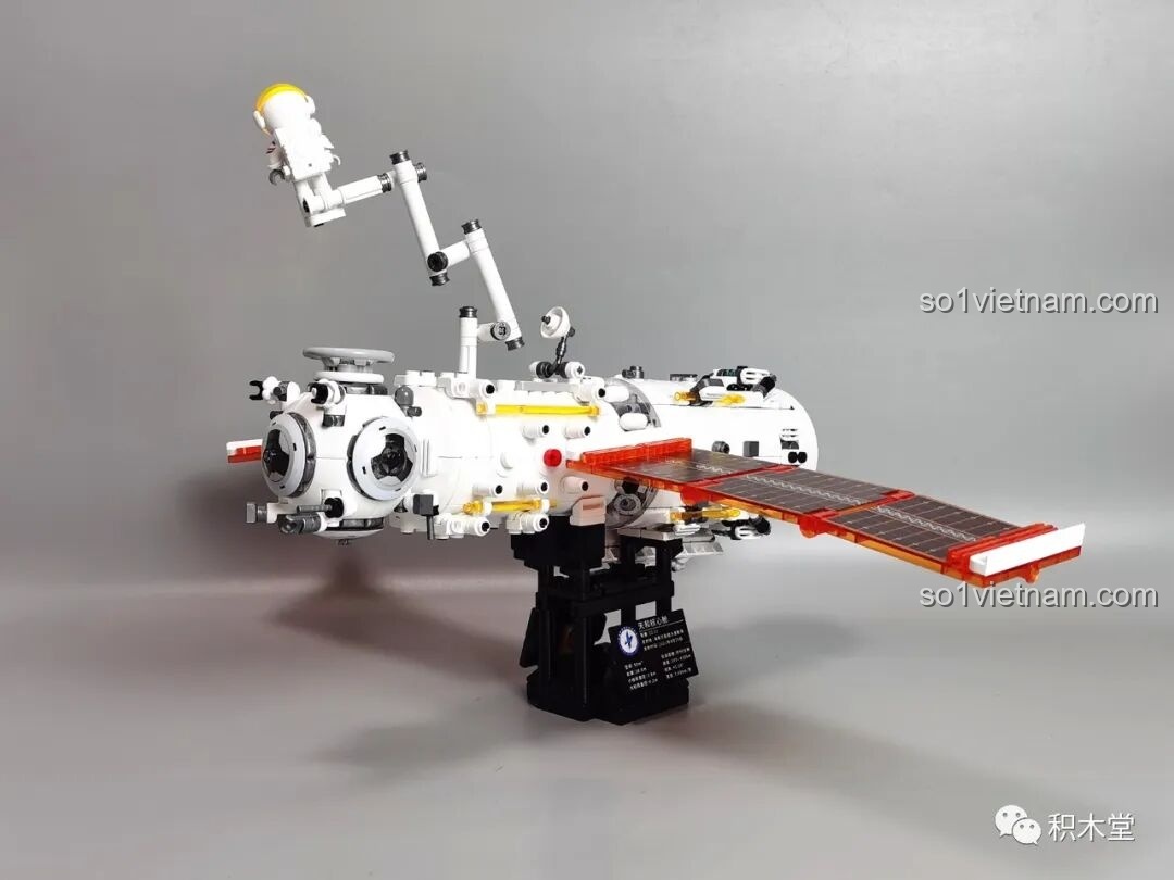 Mô hình BLOKEES 81102 hoàn thiện với cánh quạt mở nhìn từ trên xuống