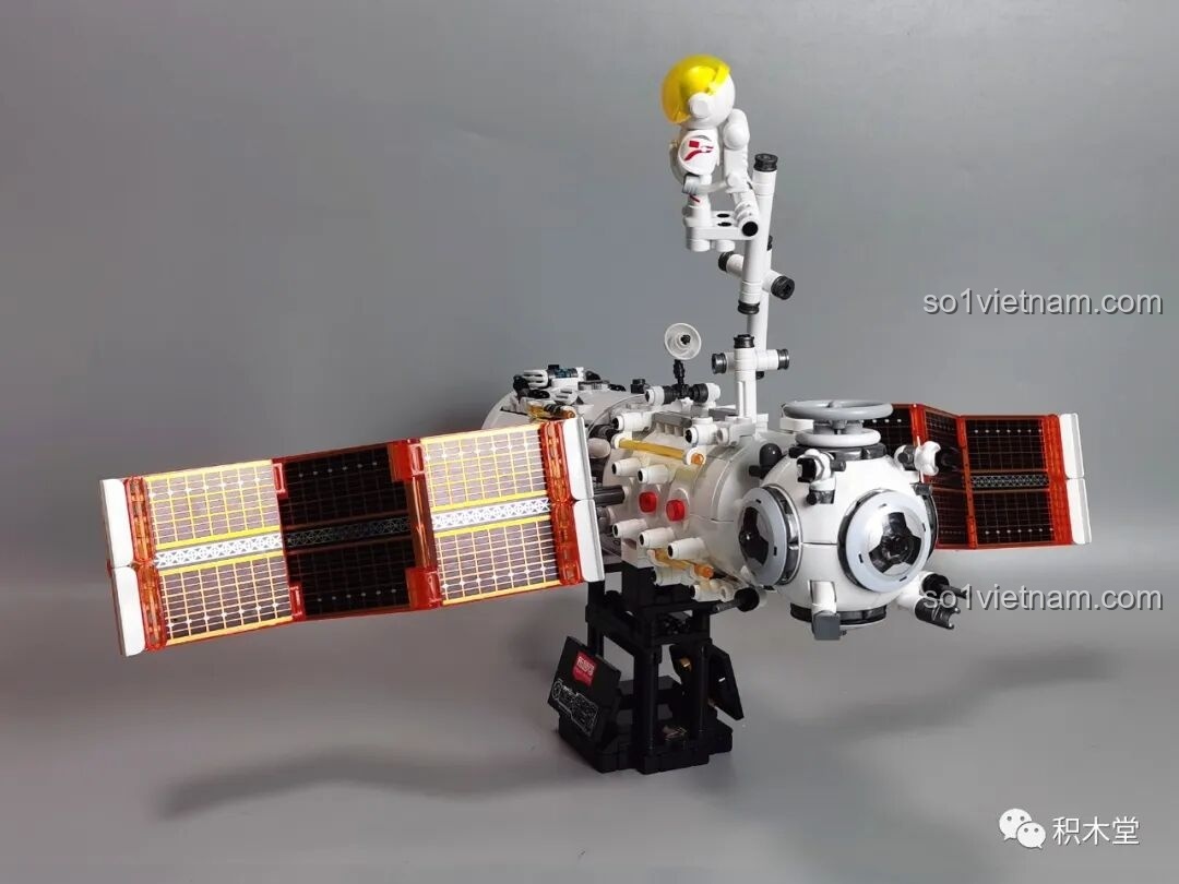 Mô hình BLOKEES 81102 hoàn thiện với cánh quạt mở nhìn từ phía trước sang bên