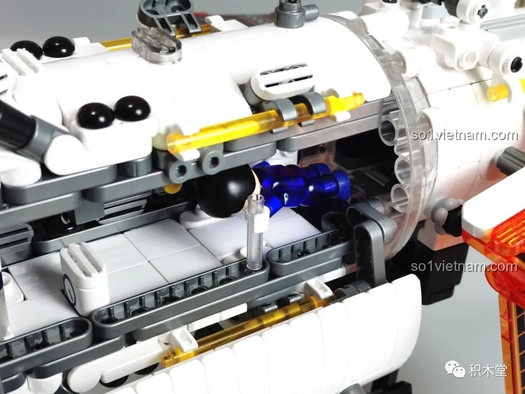 Mô hình BLOKEES 81102 hoàn thiện với cánh quạt mở nhìn từ phía trước sang phía sau