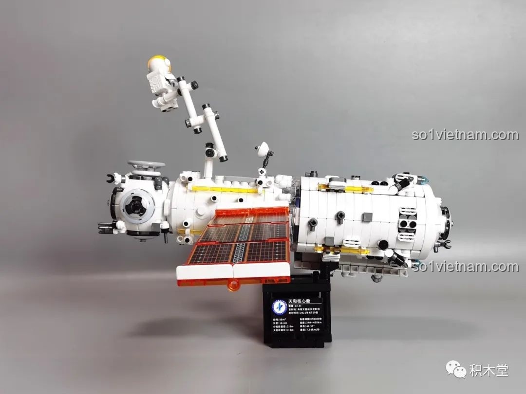 Mô hình BLOKEES 81102 hoàn thiện với cánh quạt mở nhìn từ phía trước