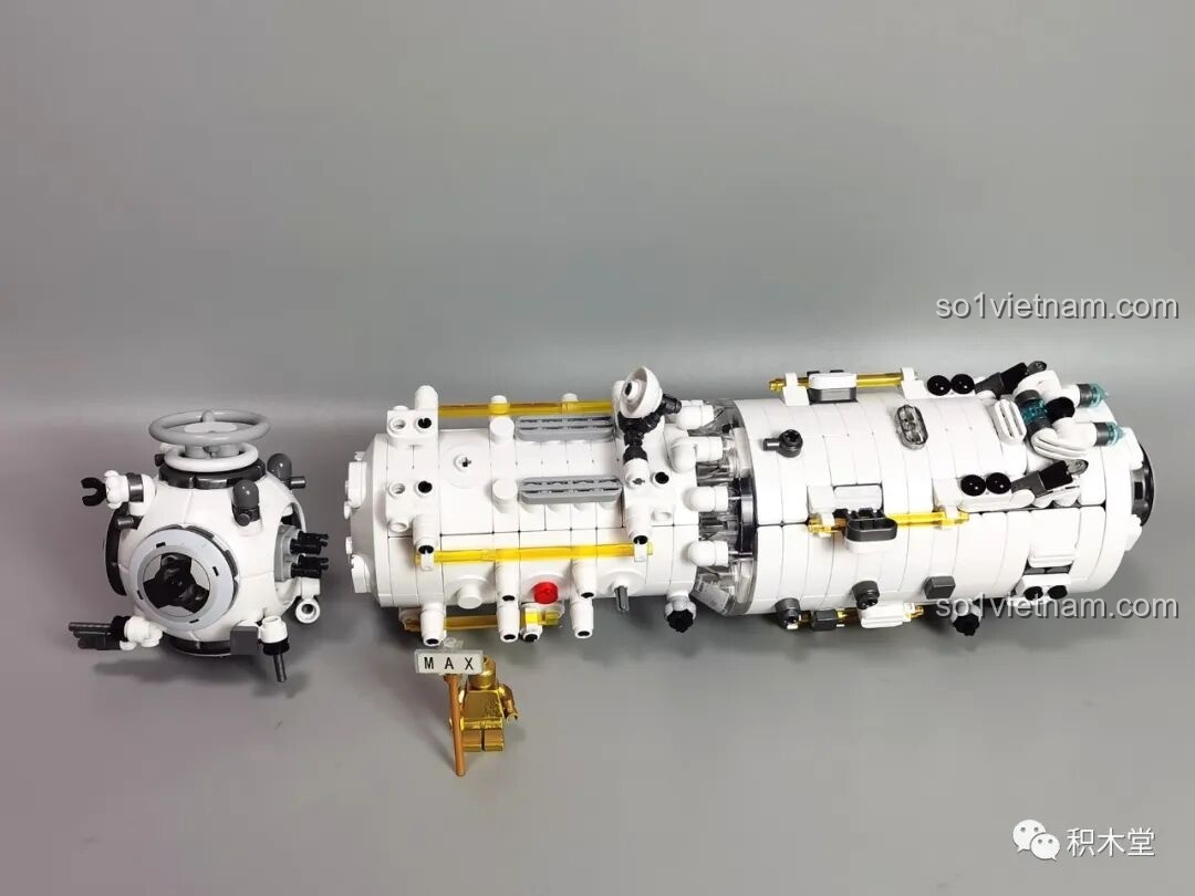 Phi hành gia của BLOKEES 81102 đang đi ra ngoài không gian