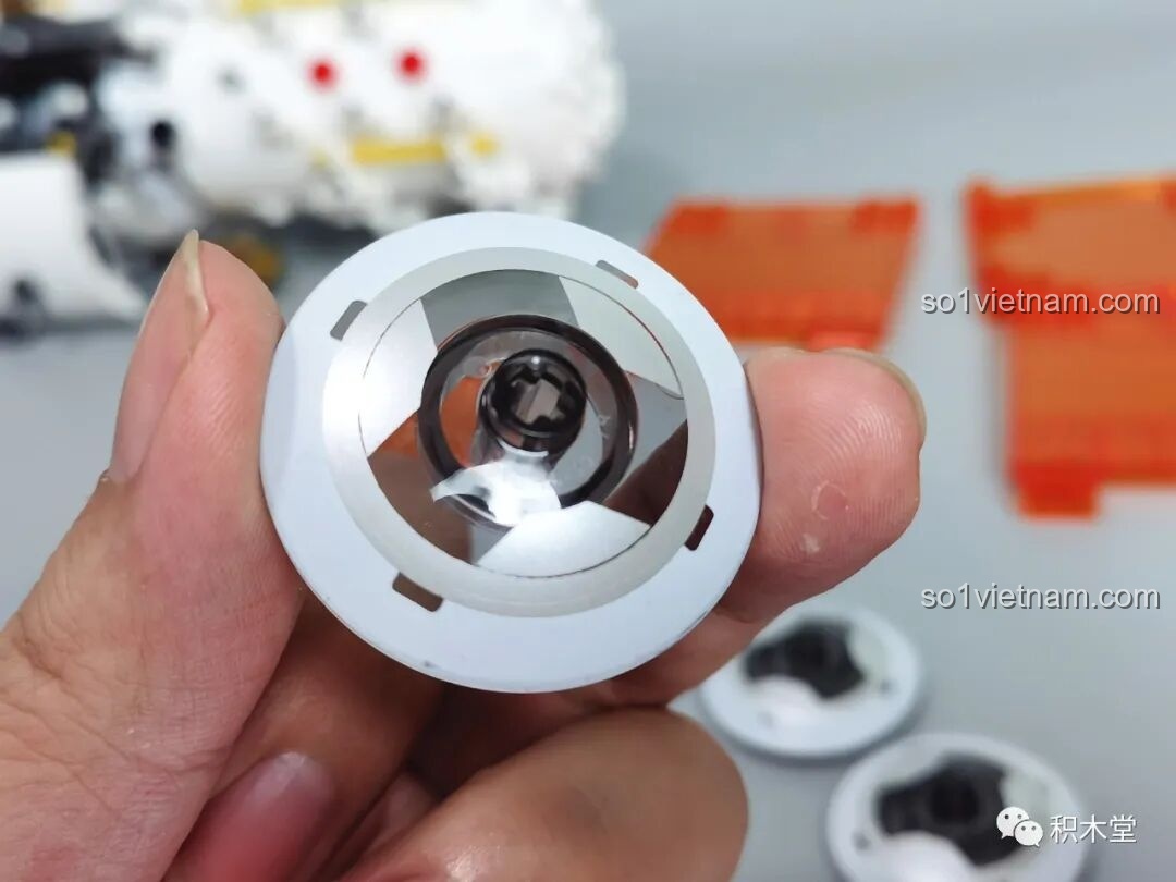 Phi hành gia của BLOKEES 81102 làm việc với cánh tay robot