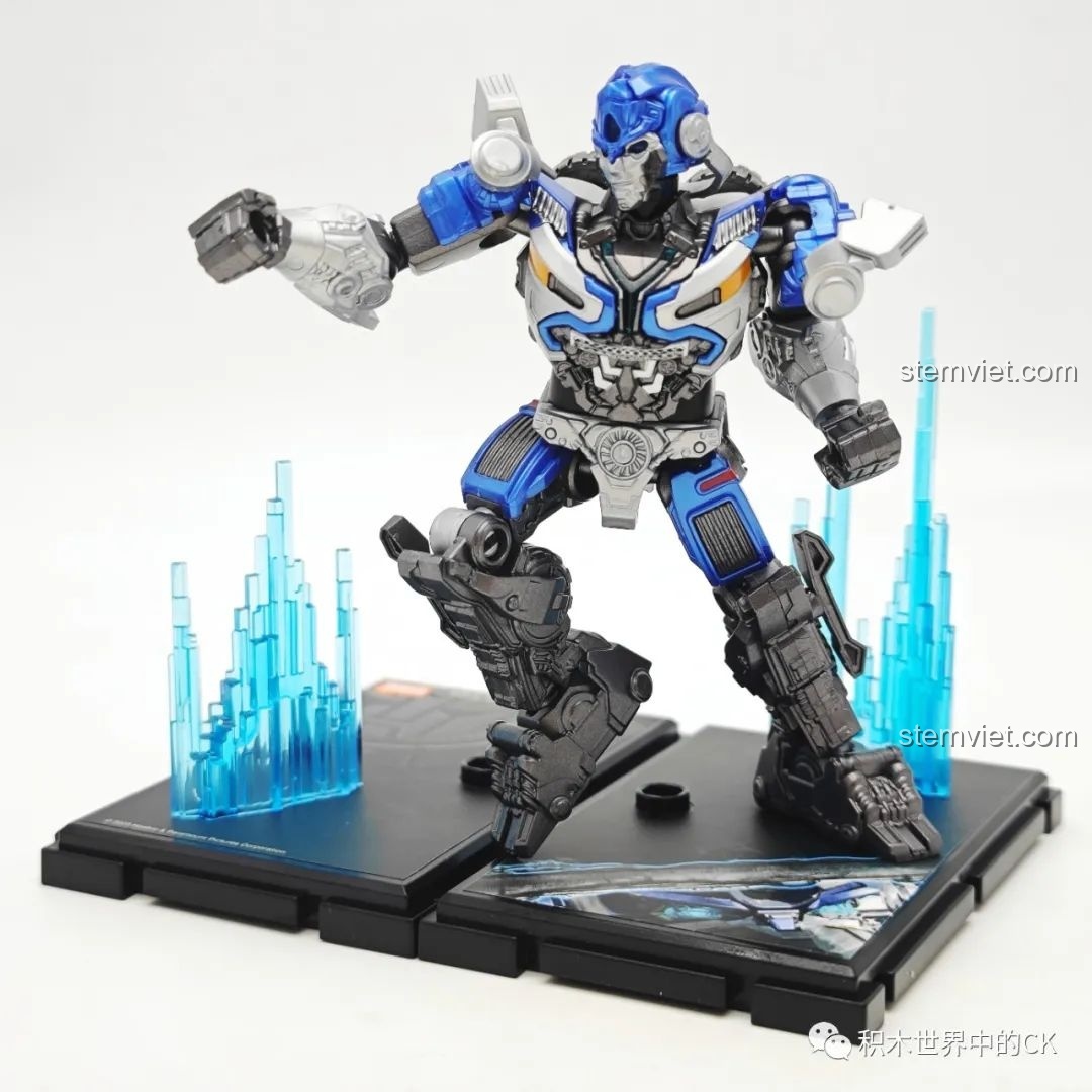 Sách hướng dẫn lắp ráp và poster đi kèm mô hình BLOKEES Transformers Beyond Edition Arcee, thiết kế đẹp mắt.