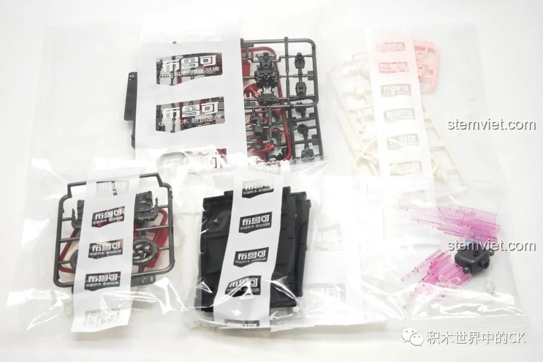 Cận cảnh các vỉ mảnh ghép nhựa ABS cao cấp của mô hình BLOKEES Transformers Beyond Edition Arcee, màu sắc tươi sáng.