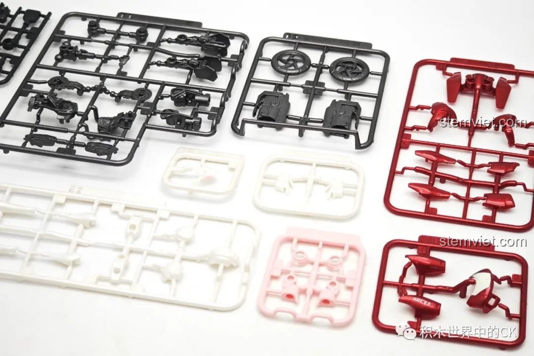 Phụ kiện đi kèm mô hình BLOKEES Transformers Beyond Edition Arcee: đế trưng bày, hiệu ứng năng lượng, bộ phận đèn LED.