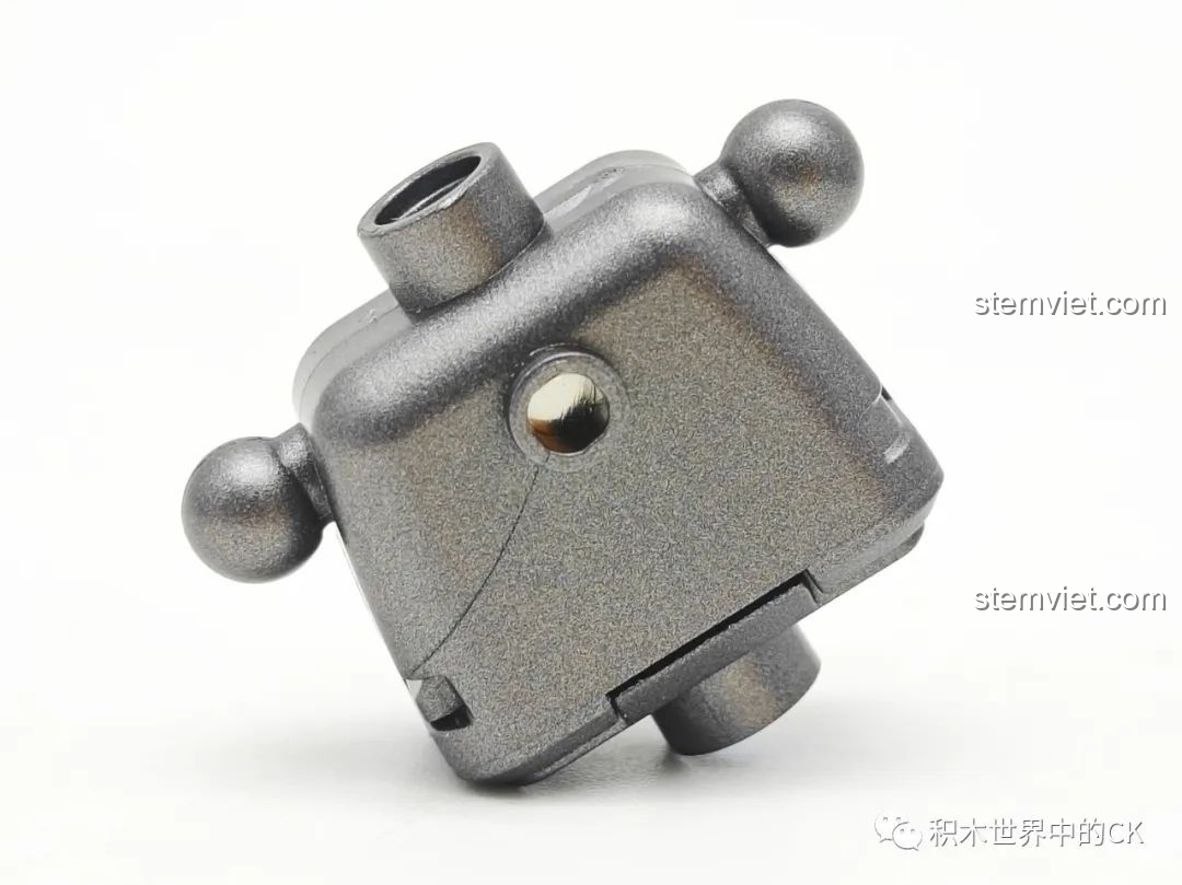 Góc nghiêng của mô hình BLOKEES Transformers Beyond Edition Arcee, thể hiện vẻ đẹp thiết kế và chi tiết bánh xe.