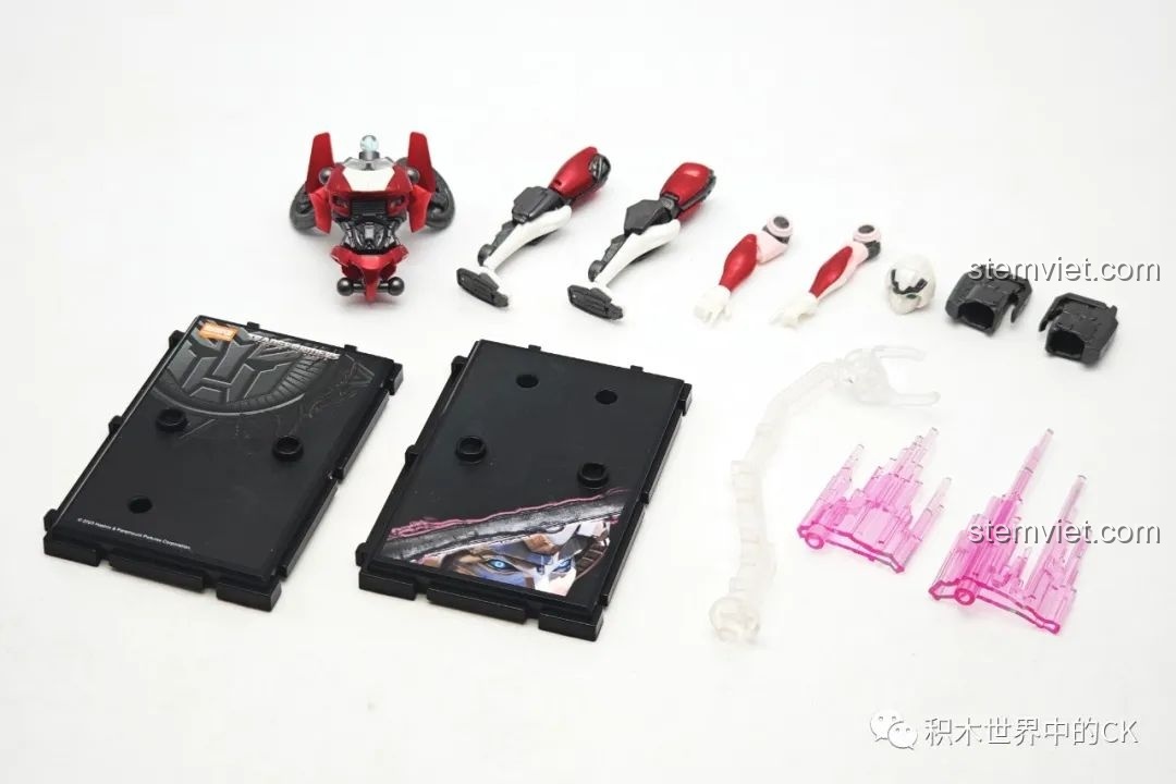 Mặt lưng của mô hình BLOKEES Transformers Beyond Edition Arcee, với các chi tiết cơ khí tinh xảo.