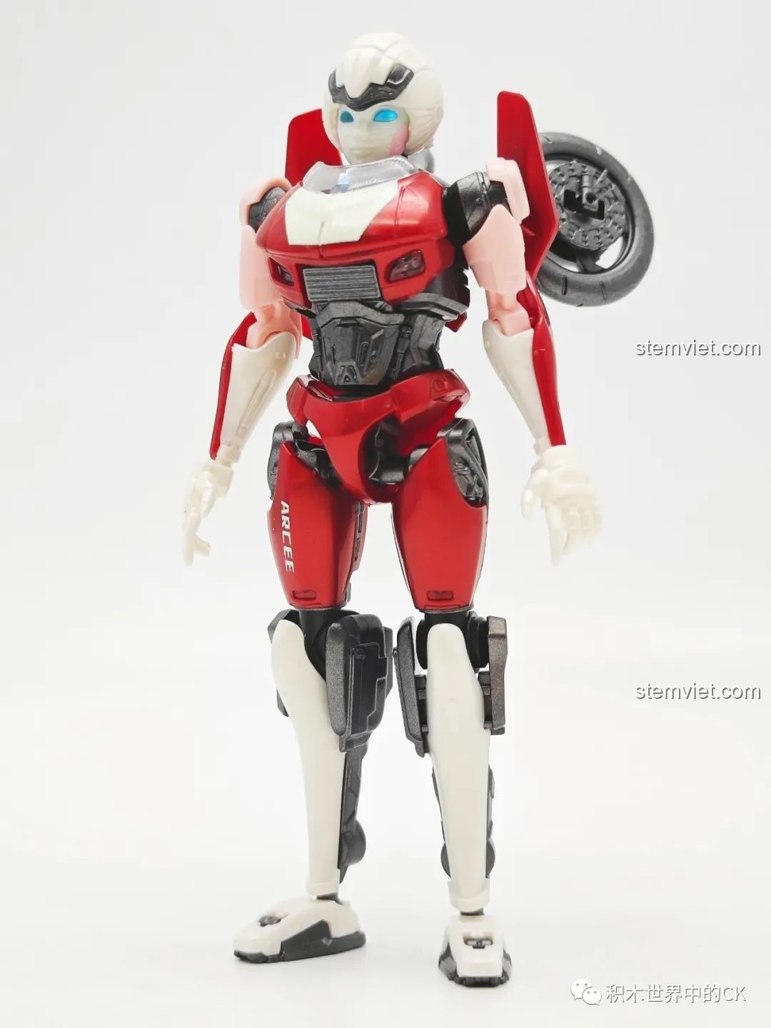 Góc nhìn từ phía sau của mô hình BLOKEES Transformers Beyond Edition Arcee, thể hiện sự cân đối tổng thể.