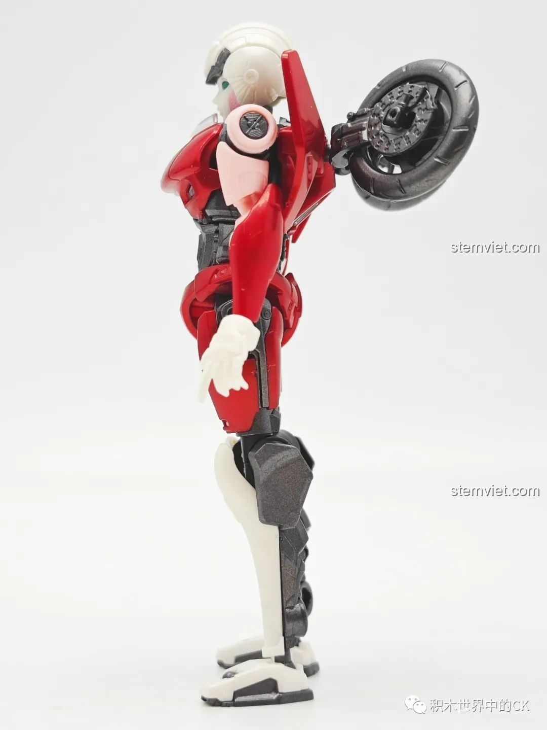 Mô hình BLOKEES Transformers Beyond Edition Arcee trong tư thế năng động, sẵn sàng hành động, khớp cử động linh hoạt.