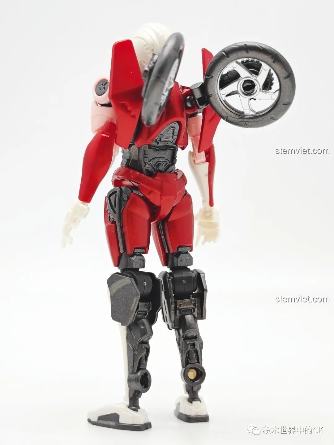 Mô hình BLOKEES Transformers Beyond Edition Arcee trên đế trưng bày với hiệu ứng năng lượng màu hồng, độc đáo.