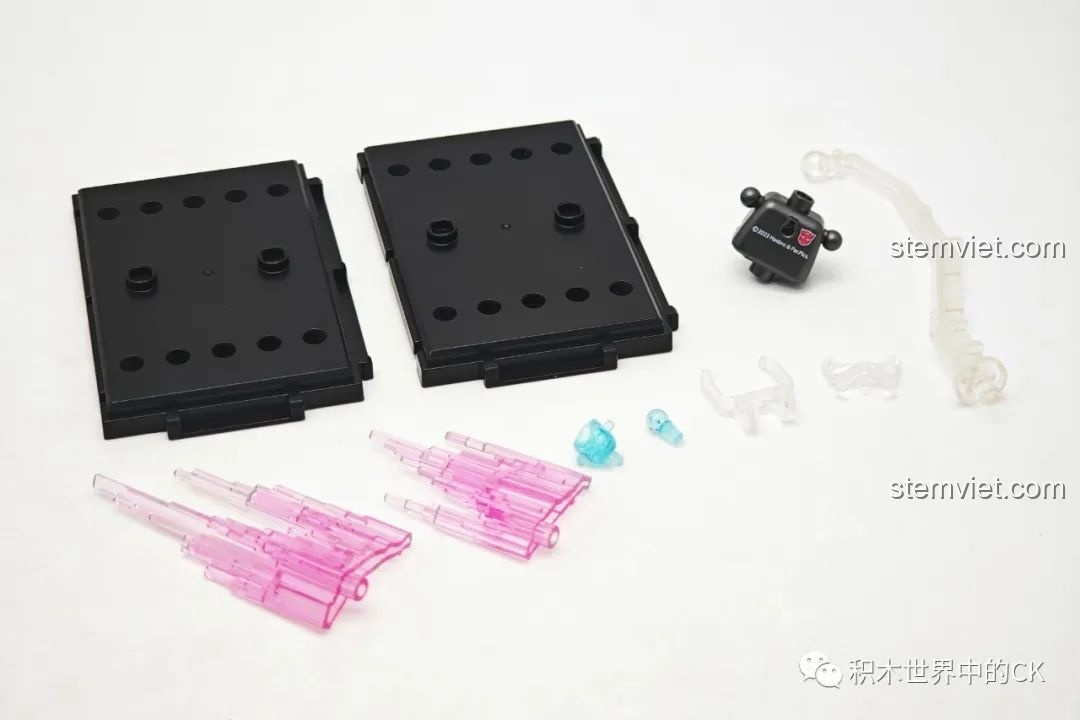 Cận cảnh bộ phận đèn LED trung tâm của mô hình BLOKEES Transformers Beyond Edition, chi tiết nhỏ nhưng quan trọng.