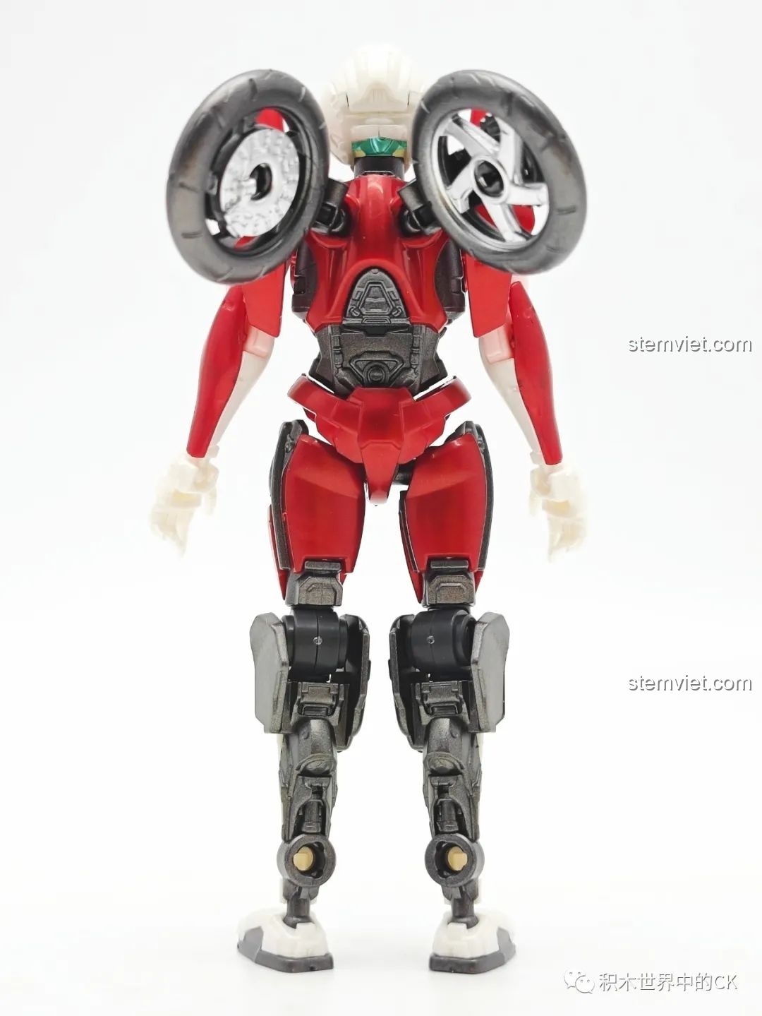 Cặp đôi mô hình BLOKEES Transformers Beyond Edition Mirage và Arcee cùng nhau trên đế trưng bày, tạo bộ sưu tập hoàn hảo.