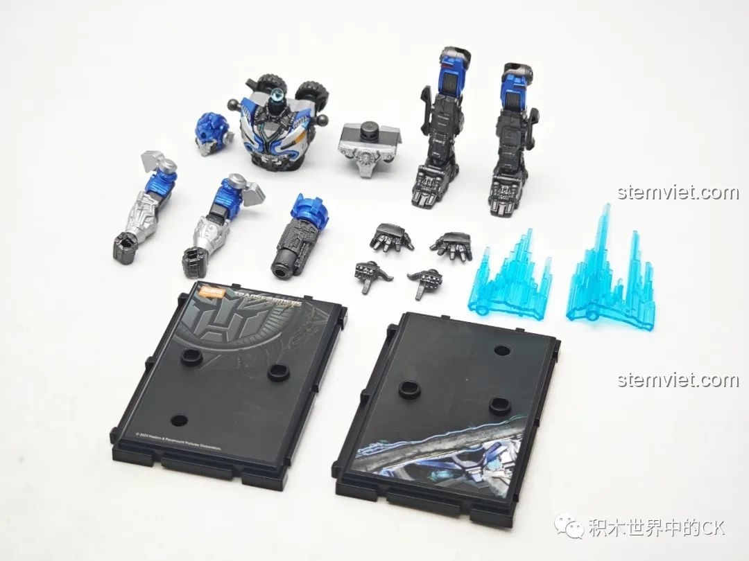 Các bộ phận chính của mô hình BLOKEES Transformers Beyond Edition Mirage sau khi tách khỏi vỉ, sẵn sàng lắp ráp.